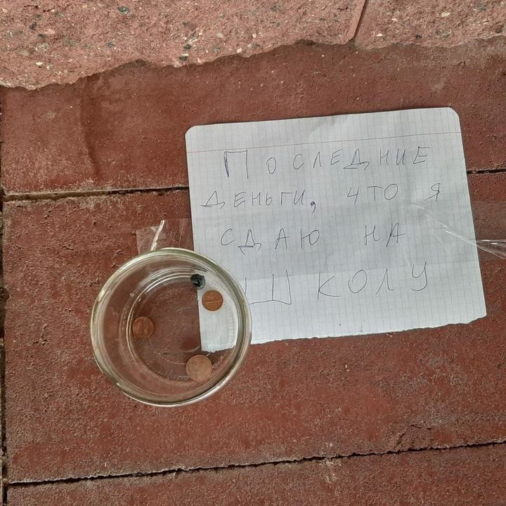 Люди несут свои грамоты, медали, цветы и венки к школам и гимназиям, где были избирательные участки Люди несут свои грамоты, медали, цветы и венки к школам и гимназиям, где были избирательные участки