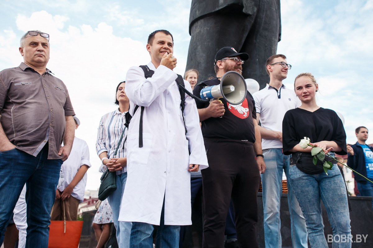 Больше сотни людей на площади и прощание с погибшим на протестах Александром Тарайковским. Фоторепортаж Больше сотни людей на площади и прощание с погибшим на протестах Александром Тарайковским. Фоторепортаж