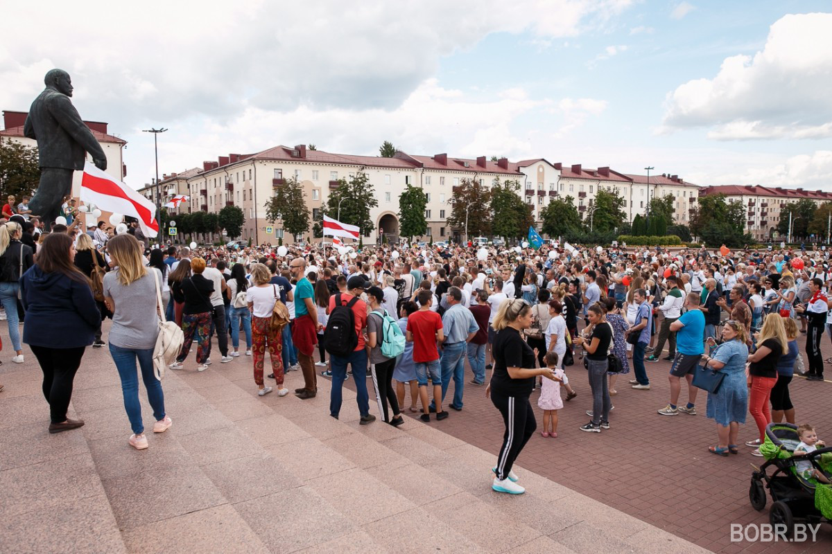Больше сотни людей на площади и прощание с погибшим на протестах Александром Тарайковским. Фоторепортаж Больше сотни людей на площади и прощание с погибшим на протестах Александром Тарайковским. Фоторепортаж