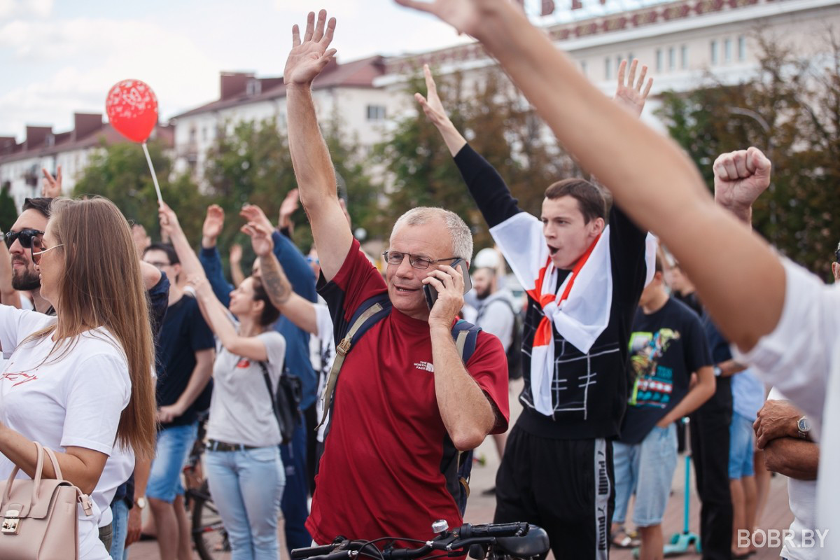 Больше сотни людей на площади и прощание с погибшим на протестах Александром Тарайковским. Фоторепортаж Больше сотни людей на площади и прощание с погибшим на протестах Александром Тарайковским. Фоторепортаж