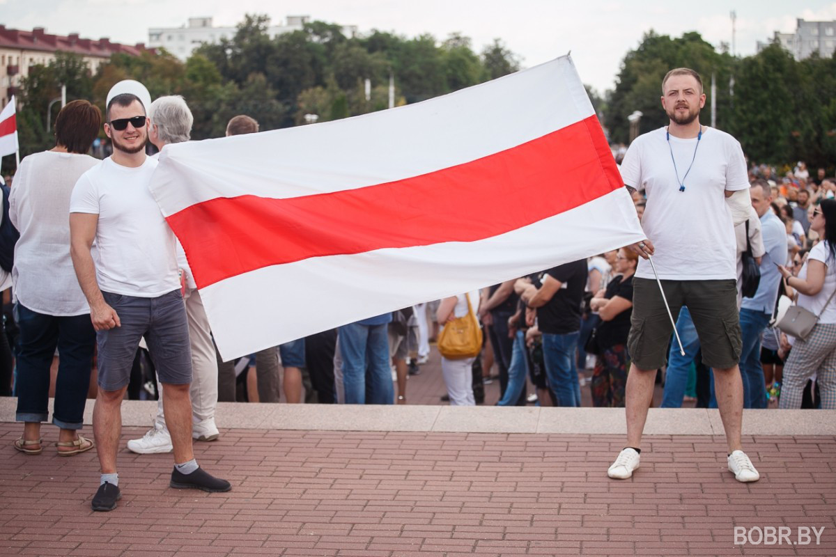 Больше сотни людей на площади и прощание с погибшим на протестах Александром Тарайковским. Фоторепортаж Больше сотни людей на площади и прощание с погибшим на протестах Александром Тарайковским. Фоторепортаж
