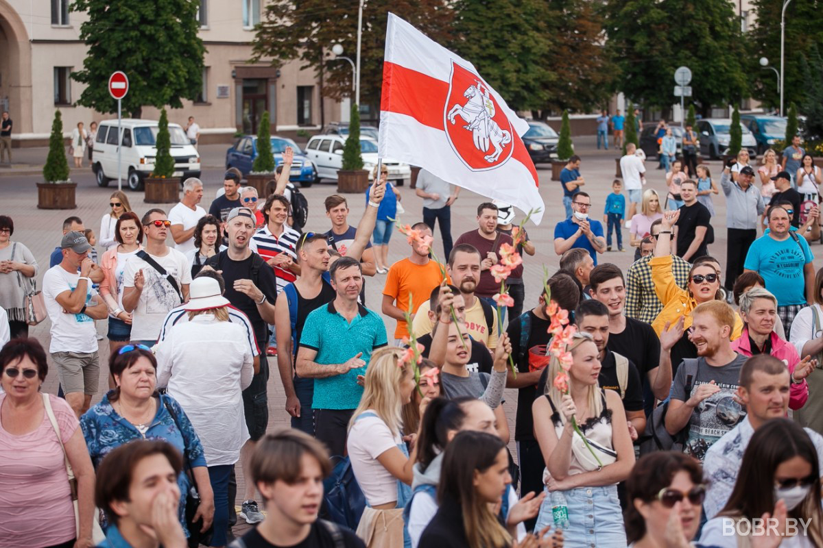 Больше сотни людей на площади и прощание с погибшим на протестах Александром Тарайковским. Фоторепортаж Больше сотни людей на площади и прощание с погибшим на протестах Александром Тарайковским. Фоторепортаж
