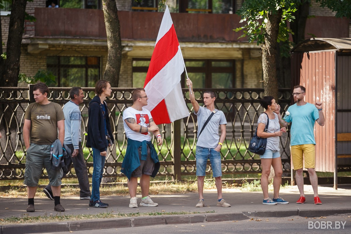 Больше сотни людей на площади и прощание с погибшим на протестах Александром Тарайковским. Фоторепортаж Больше сотни людей на площади и прощание с погибшим на протестах Александром Тарайковским. Фоторепортаж