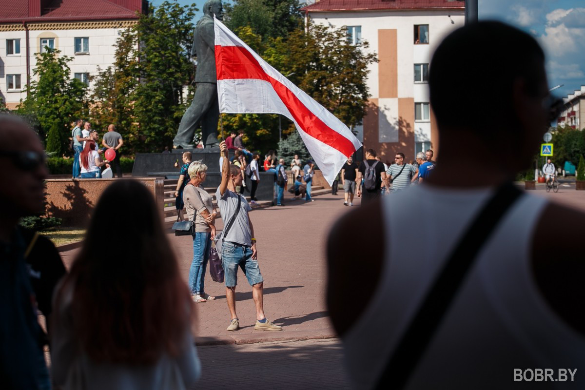 Больше сотни людей на площади и прощание с погибшим на протестах Александром Тарайковским. Фоторепортаж Больше сотни людей на площади и прощание с погибшим на протестах Александром Тарайковским. Фоторепортаж