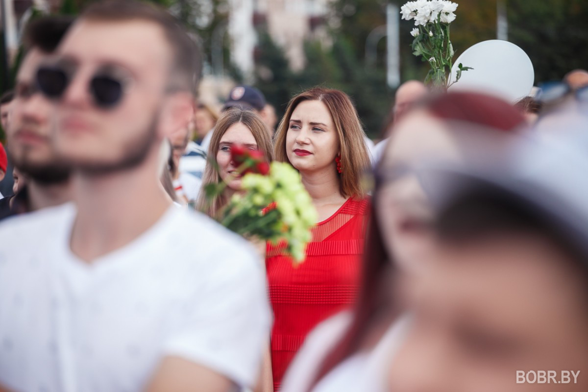 Больше сотни людей на площади и прощание с погибшим на протестах Александром Тарайковским. Фоторепортаж Больше сотни людей на площади и прощание с погибшим на протестах Александром Тарайковским. Фоторепортаж