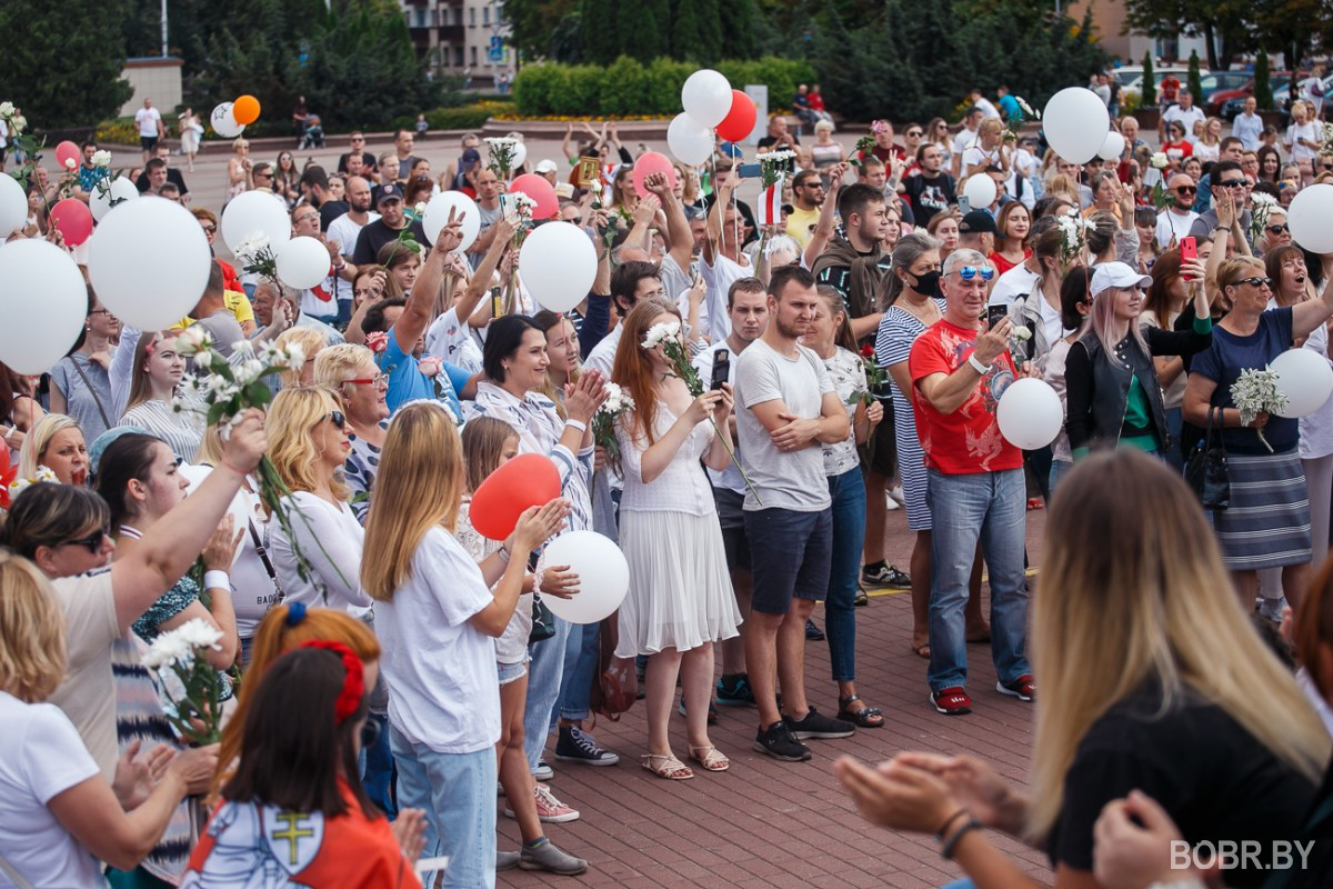 Больше сотни людей на площади и прощание с погибшим на протестах Александром Тарайковским. Фоторепортаж Больше сотни людей на площади и прощание с погибшим на протестах Александром Тарайковским. Фоторепортаж