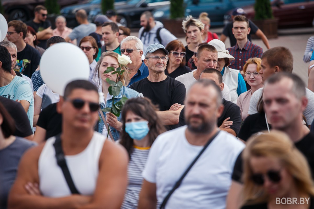 Больше сотни людей на площади и прощание с погибшим на протестах Александром Тарайковским. Фоторепортаж Больше сотни людей на площади и прощание с погибшим на протестах Александром Тарайковским. Фоторепортаж