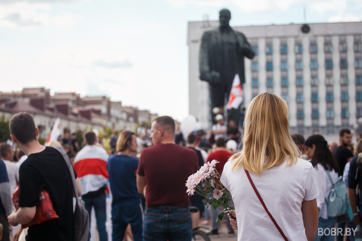 Больше сотни людей на площади и прощание с погибшим на протестах Александром Тарайковским. Фоторепортаж Больше сотни людей на площади и прощание с погибшим на протестах Александром Тарайковским. Фоторепортаж