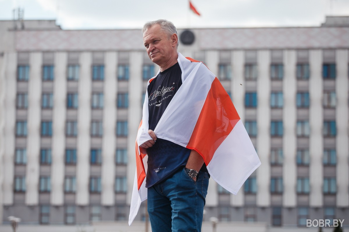 Больше сотни людей на площади и прощание с погибшим на протестах Александром Тарайковским. Фоторепортаж Больше сотни людей на площади и прощание с погибшим на протестах Александром Тарайковским. Фоторепортаж
