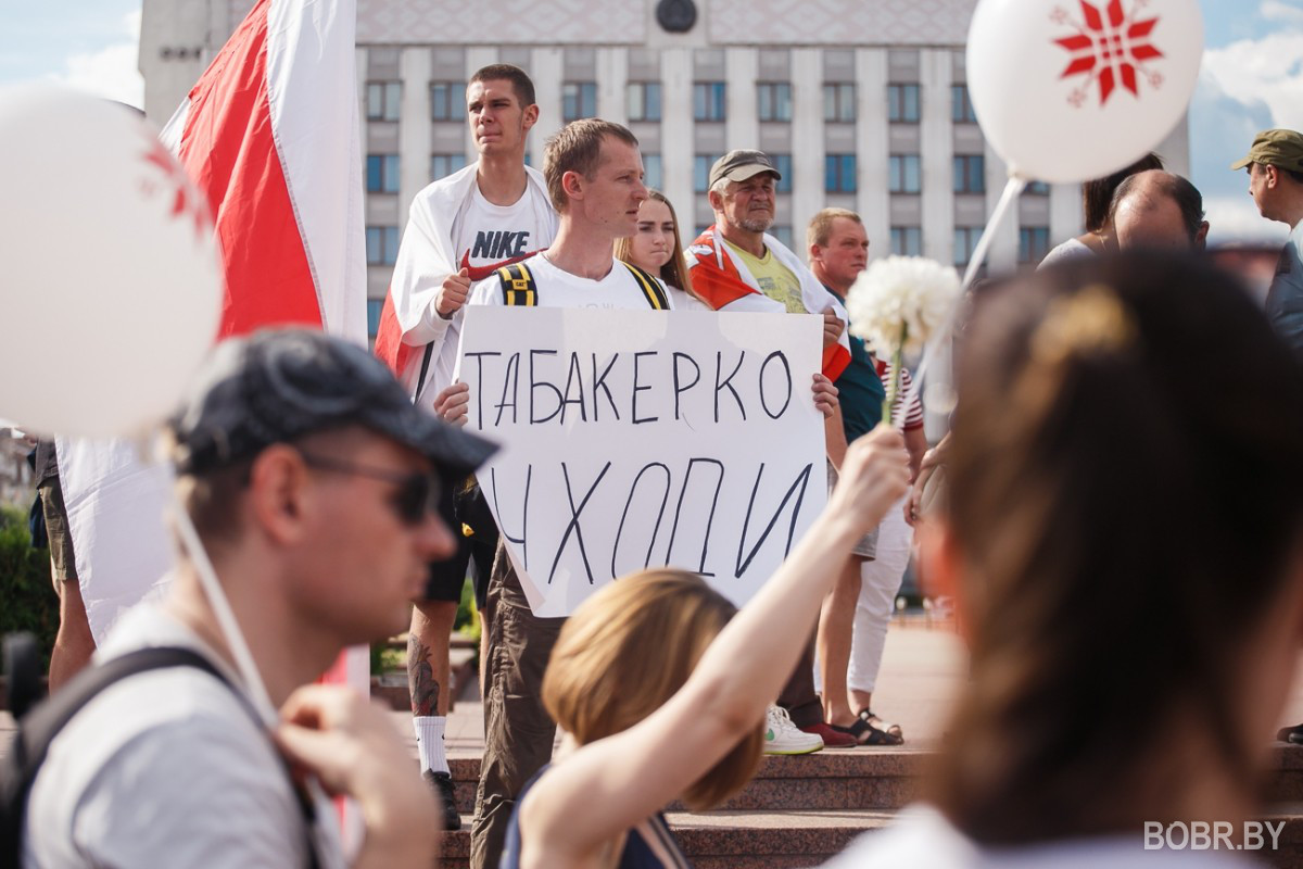 Больше сотни людей на площади и прощание с погибшим на протестах Александром Тарайковским. Фоторепортаж Больше сотни людей на площади и прощание с погибшим на протестах Александром Тарайковским. Фоторепортаж
