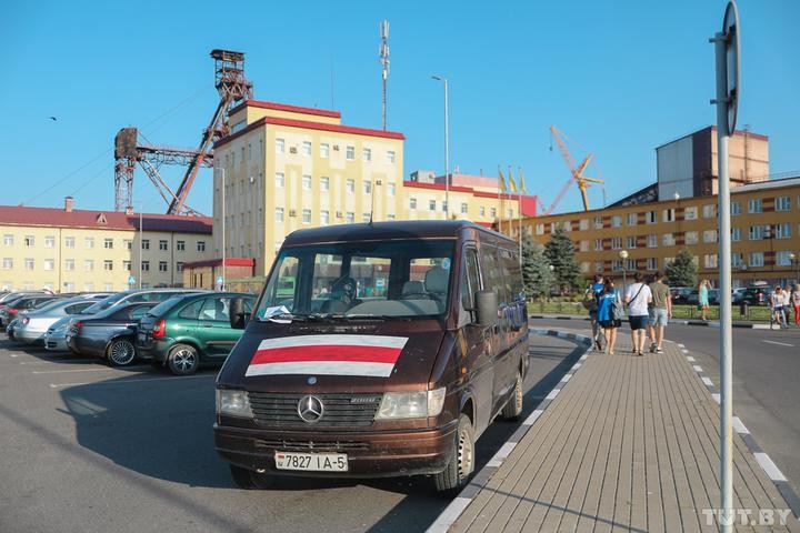 «Наши зарплаты — это пули ОМОНа». Рабочие «Беларуськалия» объявили забастовку и формируют стачкомы «Наши зарплаты — это пули ОМОНа». Рабочие «Беларуськалия» объявили забастовку и формируют стачкомы