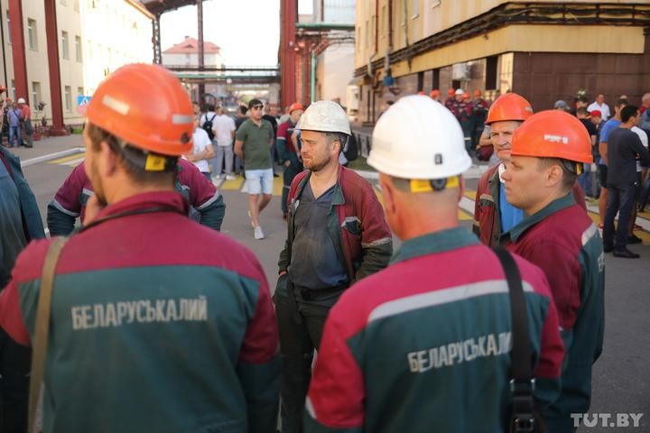 «Наши зарплаты — это пули ОМОНа». Рабочие «Беларуськалия» объявили забастовку и формируют стачкомы «Наши зарплаты — это пули ОМОНа». Рабочие «Беларуськалия» объявили забастовку и формируют стачкомы
