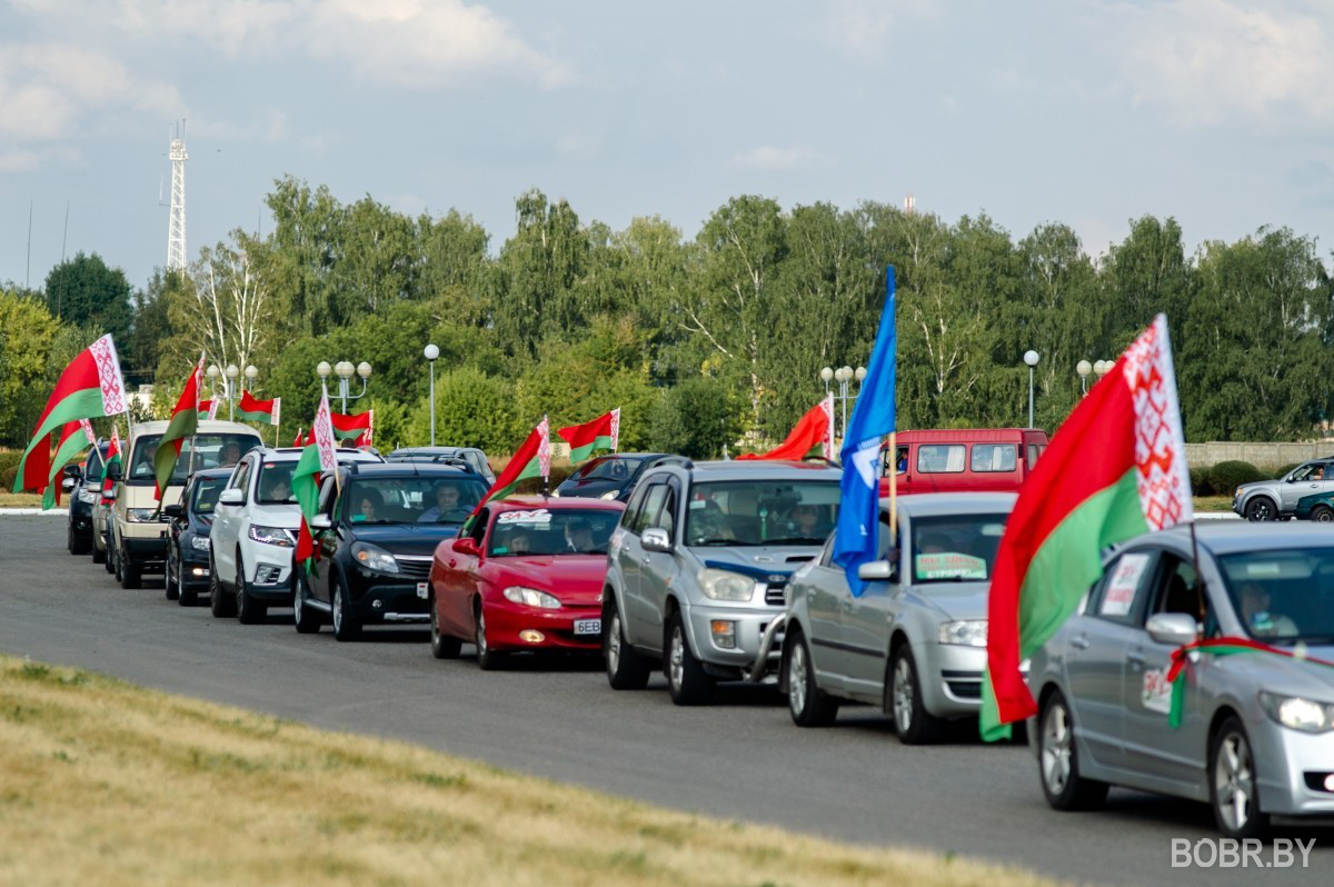 В Бобруйске прошёл автопробег в поддержку Александра Лукашенко. Фоторепортаж В Бобруйске прошёл автопробег в поддержку Александра Лукашенко. Фоторепортаж