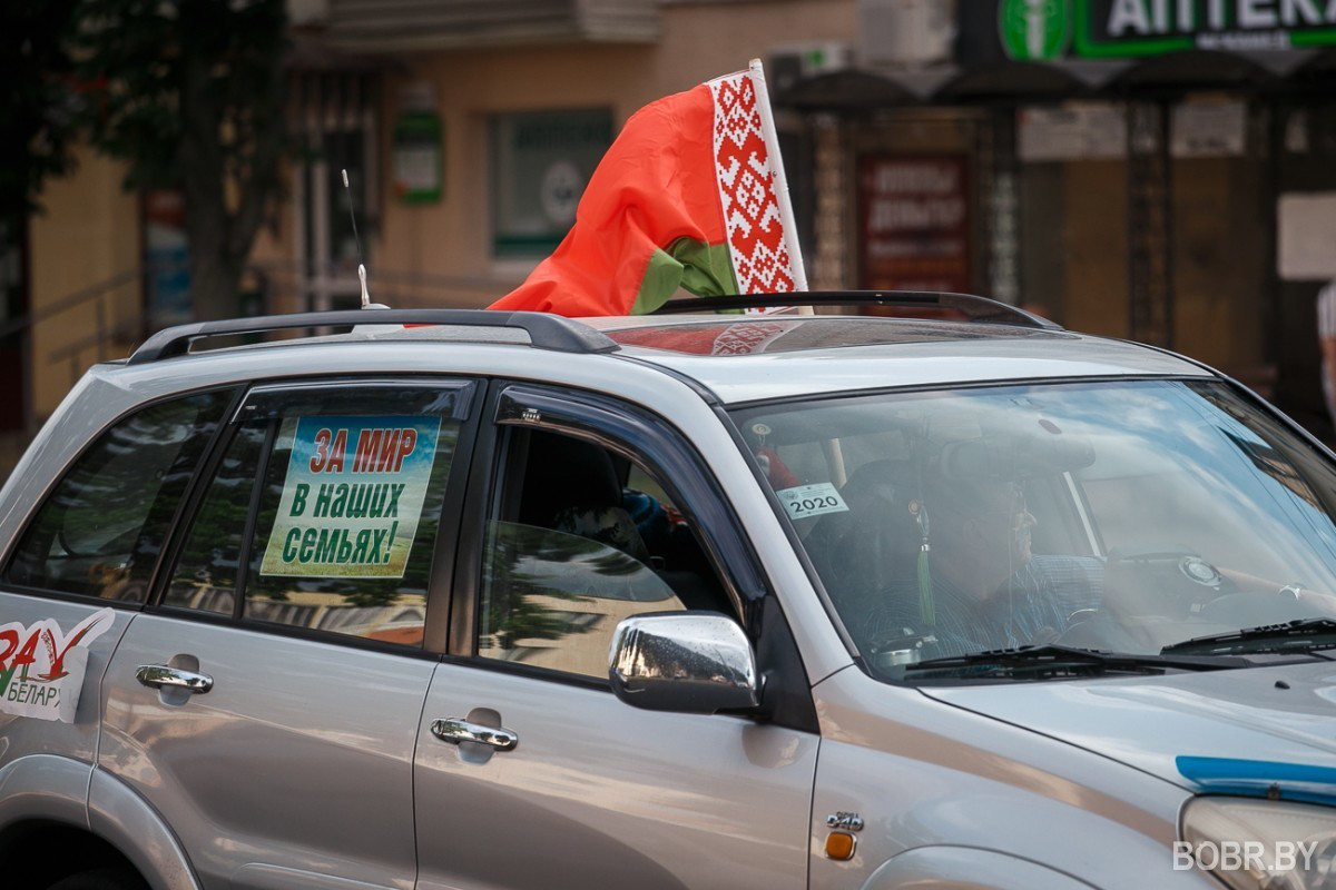 В Бобруйске прошёл автопробег в поддержку Александра Лукашенко. Фоторепортаж В Бобруйске прошёл автопробег в поддержку Александра Лукашенко. Фоторепортаж