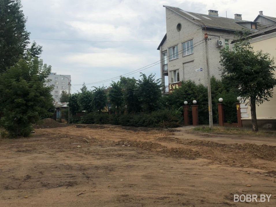 На улице Чонгарской уже больше двух месяцев никто не берётся за восстановление дороги. На улице Чонгарской уже больше двух месяцев никто не берётся за восстановление дороги.