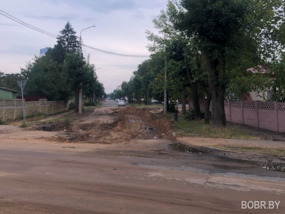 На улице Чонгарской уже больше двух месяцев никто не берётся за восстановление дороги. На улице Чонгарской уже больше двух месяцев никто не берётся за восстановление дороги.