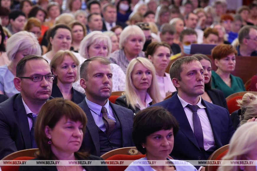 Школы должны быть вне политики, дети должны учиться и получать образование - Кочанова Школы должны быть вне политики, дети должны учиться и получать образование - Кочанова