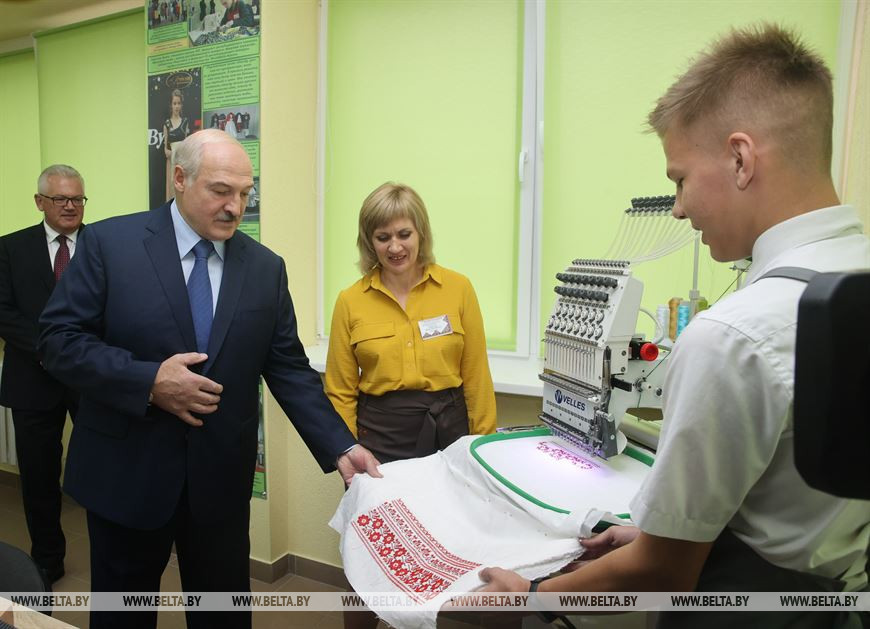 Лукашенко: горжусь молодыми людьми, которые не отрываются от жизни и выбирают реальную профессию Лукашенко: горжусь молодыми людьми, которые не отрываются от жизни и выбирают реальную профессию