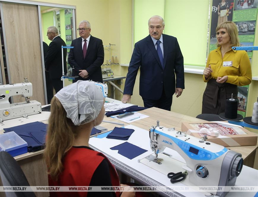 Лукашенко: горжусь молодыми людьми, которые не отрываются от жизни и выбирают реальную профессию Лукашенко: горжусь молодыми людьми, которые не отрываются от жизни и выбирают реальную профессию
