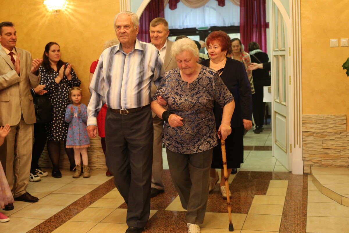 В Бобруйске 7 пар отметили золотой и изумрудный юбилей совместной жизни
