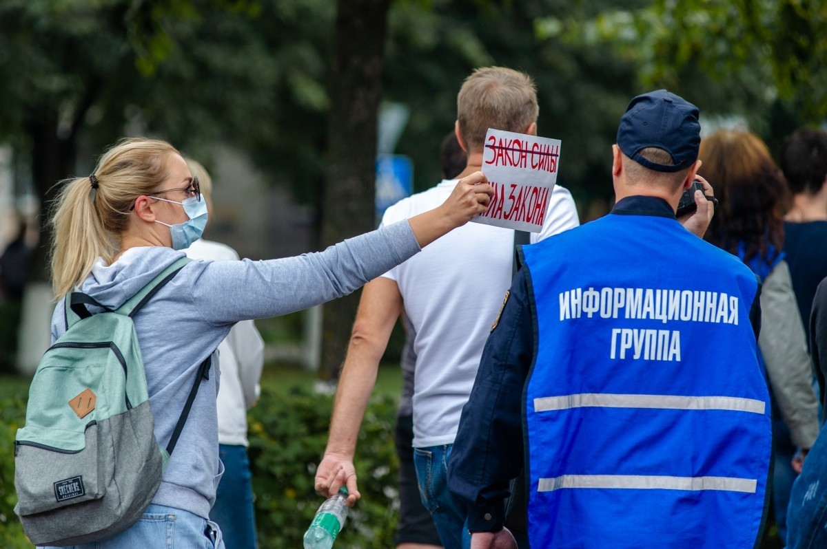 Протестующие «Белшины», «король» с синими пальцами и диджей с собакой: лучшие снимки Юрия Комиссарова Протестующие «Белшины», «король» с синими пальцами и диджей с собакой: лучшие снимки Юрия Комиссарова