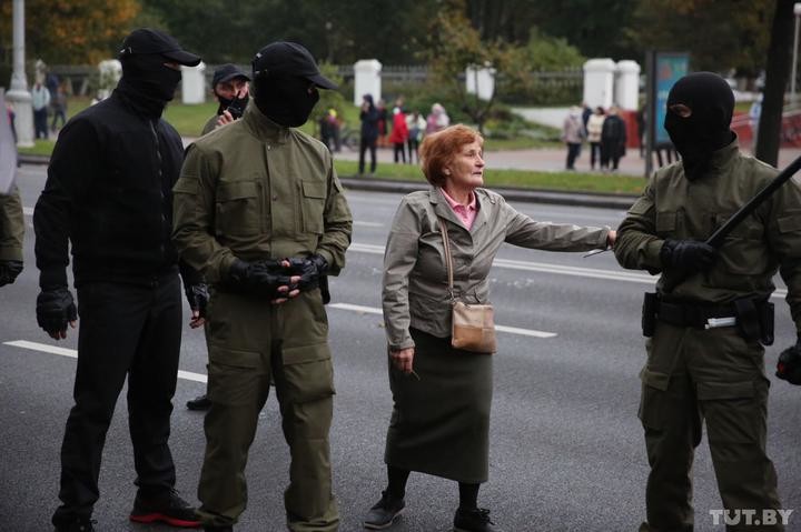 Лозунги и пирожки. Больше тысячи пенсионеров в Минске вышли на протест, силовики применяли спецсредства Лозунги и пирожки. Больше тысячи пенсионеров в Минске вышли на протест, силовики применяли спецсредства
