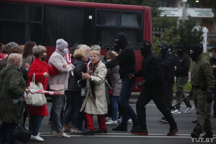 Больше тысячи пенсионеров в Минске вышли на протест, силовики применяли спецсредства Больше тысячи пенсионеров в Минске вышли на протест, силовики применяли спецсредства