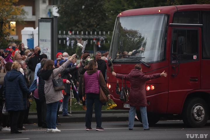 Лозунги и пирожки. Больше тысячи пенсионеров в Минске вышли на протест, силовики применяли спецсредства Лозунги и пирожки. Больше тысячи пенсионеров в Минске вышли на протест, силовики применяли спецсредства