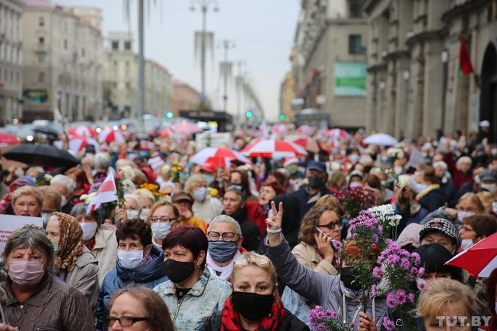 Лозунги и пирожки. Больше тысячи пенсионеров в Минске вышли на протест, силовики применяли спецсредства Лозунги и пирожки. Больше тысячи пенсионеров в Минске вышли на протест, силовики применяли спецсредства