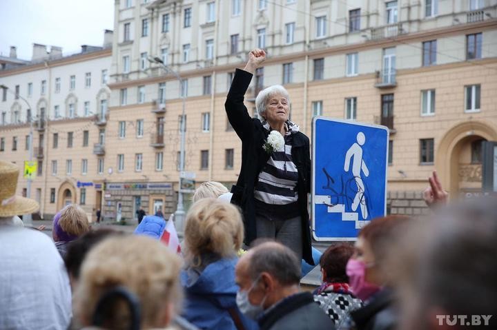 Лозунги и пирожки. Больше тысячи пенсионеров в Минске вышли на протест, силовики применяли спецсредства Лозунги и пирожки. Больше тысячи пенсионеров в Минске вышли на протест, силовики применяли спецсредства
