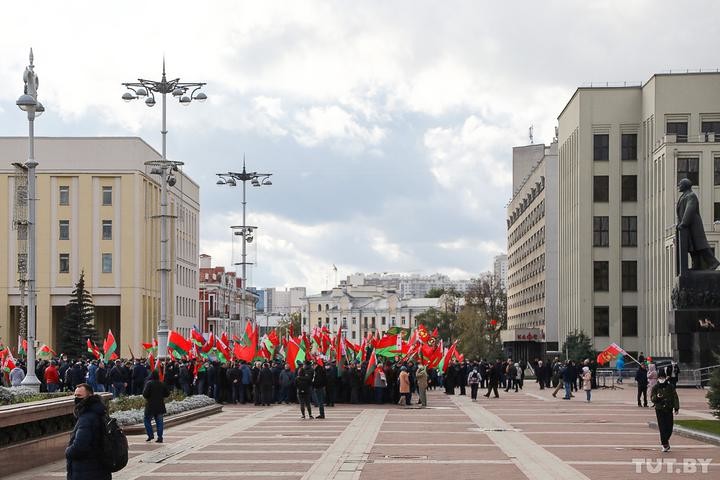 В Минске одновременно прошли два марша пенсионеров - противников и сторонников Лукашенко В Минске одновременно прошли два марша пенсионеров - противников и сторонников Лукашенко