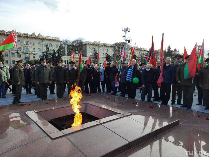 В Минске одновременно прошли два марша пенсионеров - противников и сторонников Лукашенко В Минске одновременно прошли два марша пенсионеров - противников и сторонников Лукашенко