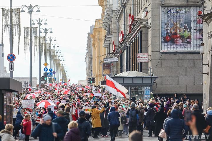 В Минске одновременно прошли два марша пенсионеров - противников и сторонников Лукашенко В Минске одновременно прошли два марша пенсионеров - противников и сторонников Лукашенко