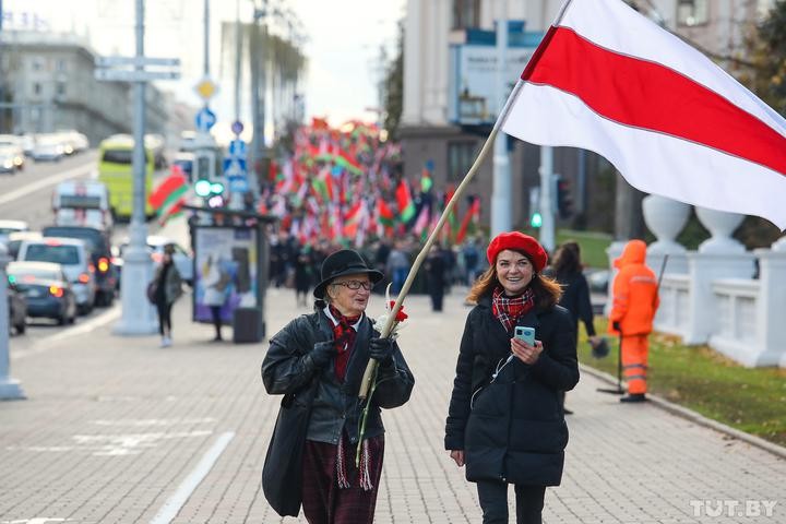 В Минске одновременно прошли два марша пенсионеров – противников и сторонников Лукашенко В Минске одновременно прошли два марша пенсионеров – противников и сторонников Лукашенко