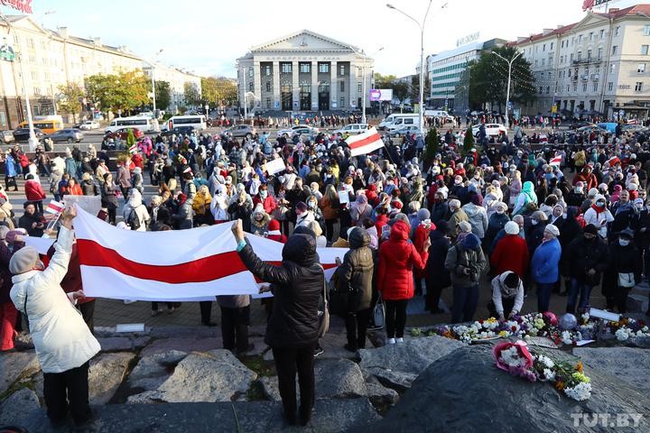 В Минске одновременно прошли два марша пенсионеров - противников и сторонников Лукашенко В Минске одновременно прошли два марша пенсионеров - противников и сторонников Лукашенко