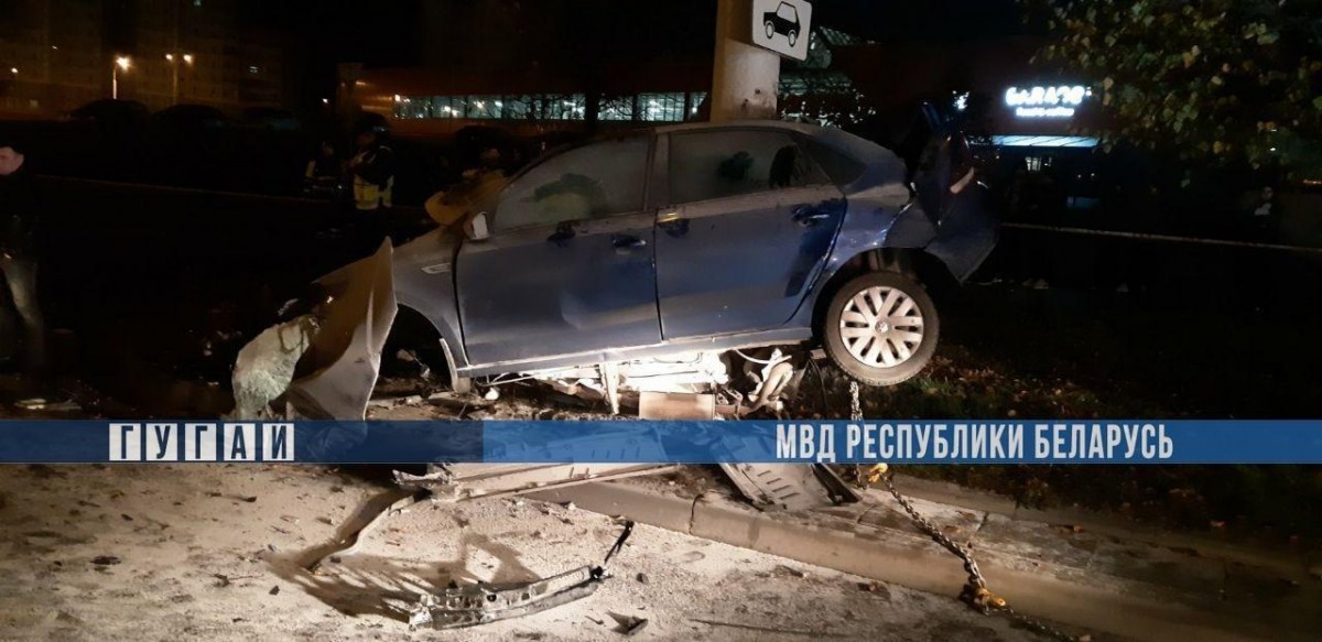 Жуткое ДТП в Минске: автомобиль врезался в столб и развалился на части. Никто не выжил Жуткое ДТП в Минске: автомобиль врезался в столб и развалился на части. Никто не выжил