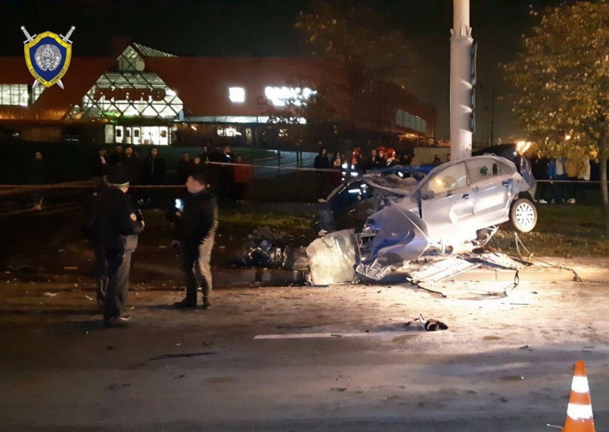 Жуткое ДТП в Минске: автомобиль врезался в столб и развалился на части. Никто не выжил Жуткое ДТП в Минске: автомобиль врезался в столб и развалился на части. Никто не выжил