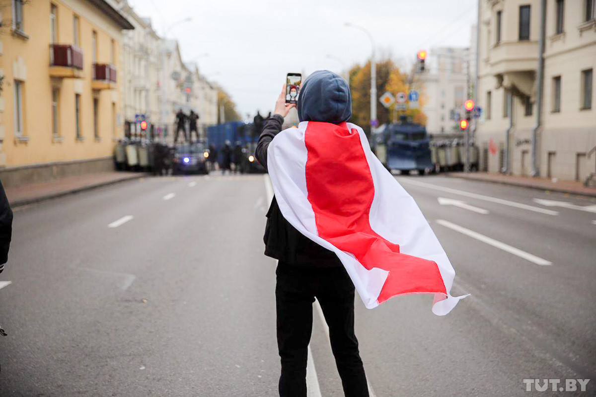 Сто тысяч на марше, стрельба и взрывы, силовики в квартире. Воскресные протесты в фото и видео Сто тысяч на марше, стрельба и взрывы, силовики в квартире. Воскресные протесты в фото и видео