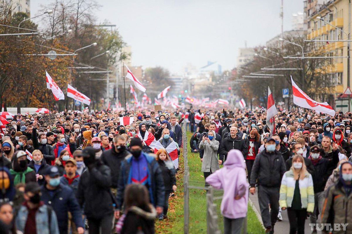 Сто тысяч на марше, стрельба и взрывы, силовики в квартире. Воскресные протесты в фото и видео Сто тысяч на марше, стрельба и взрывы, силовики в квартире. Воскресные протесты в фото и видео