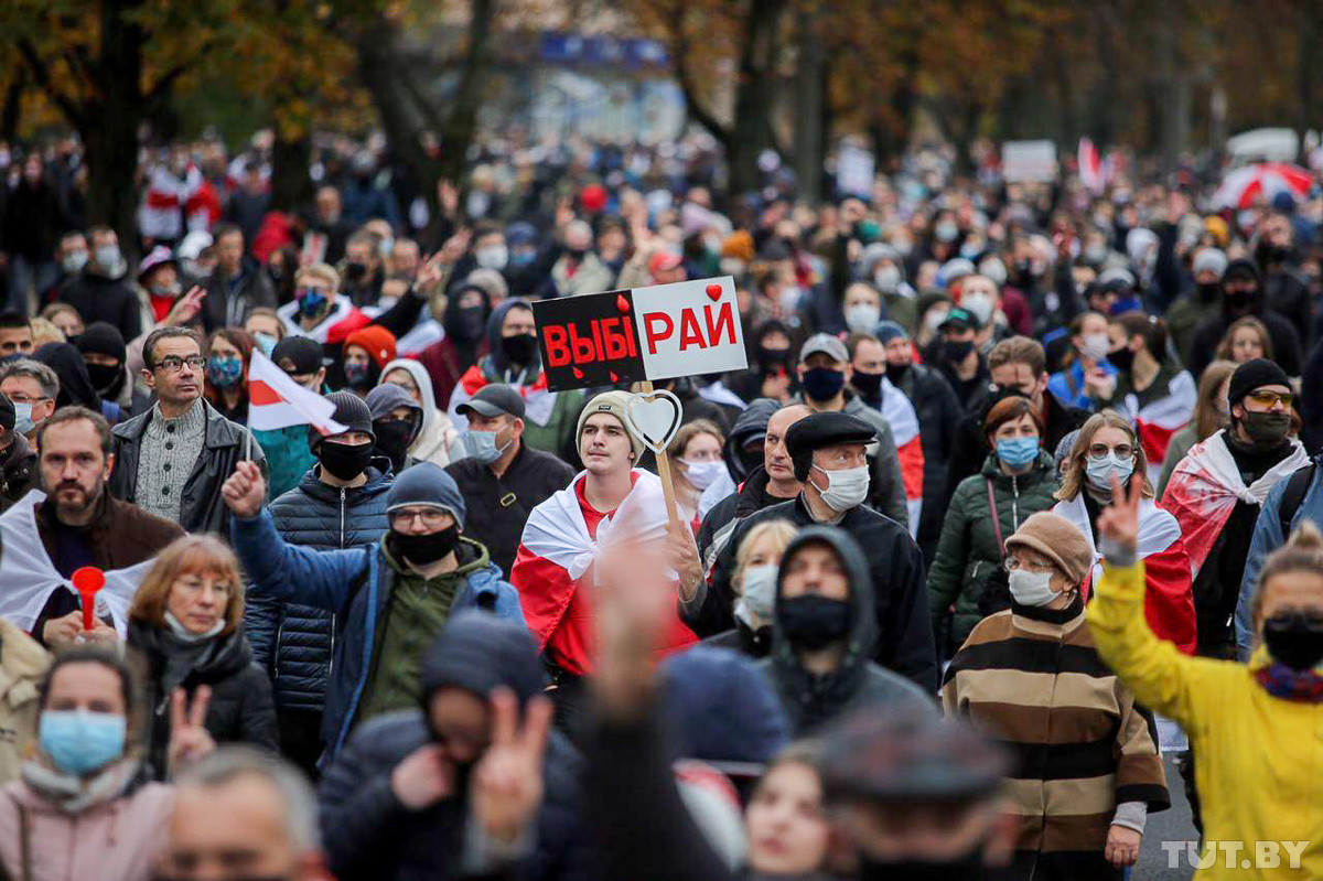 Сто тысяч на марше, стрельба и взрывы, силовики в квартире. Воскресные протесты в фото и видео Сто тысяч на марше, стрельба и взрывы, силовики в квартире. Воскресные протесты в фото и видео