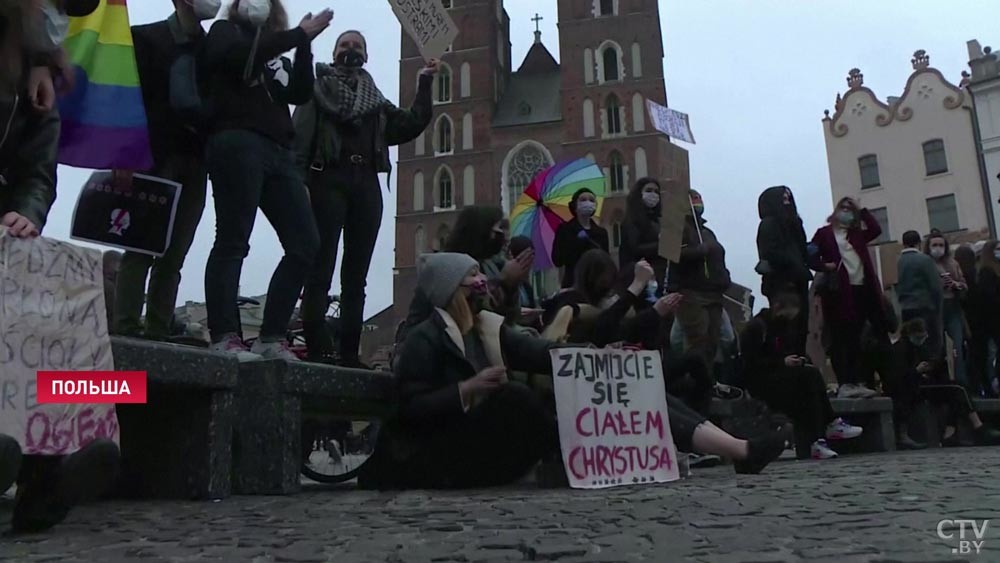 В Польше в 150 городах проходят акции протеста против запрета абортов В Польше в 150 городах проходят акции протеста против запрета абортов