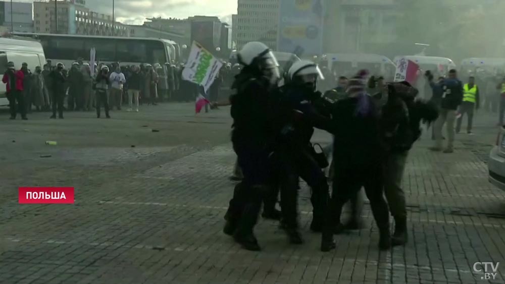 В Польше в 150 городах проходят акции протеста против запрета абортов В Польше в 150 городах проходят акции протеста против запрета абортов