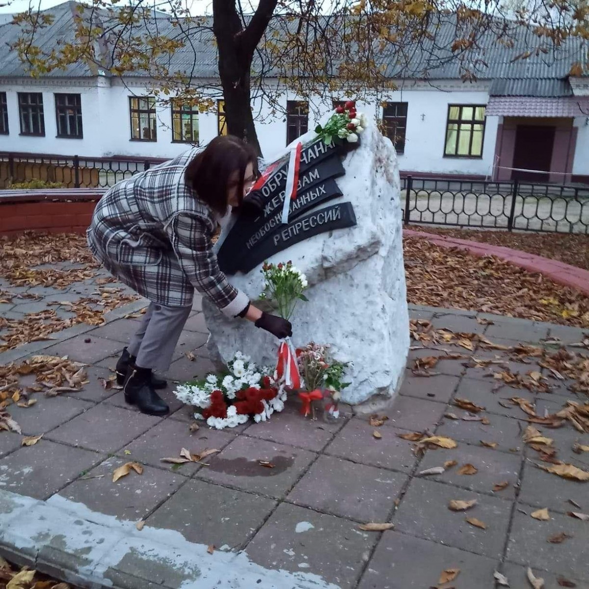 Бобруйчане принесли цветы и свечи к памятнику жертвам репрессий Бобруйчане принесли цветы и свечи к памятнику жертвам репрессий