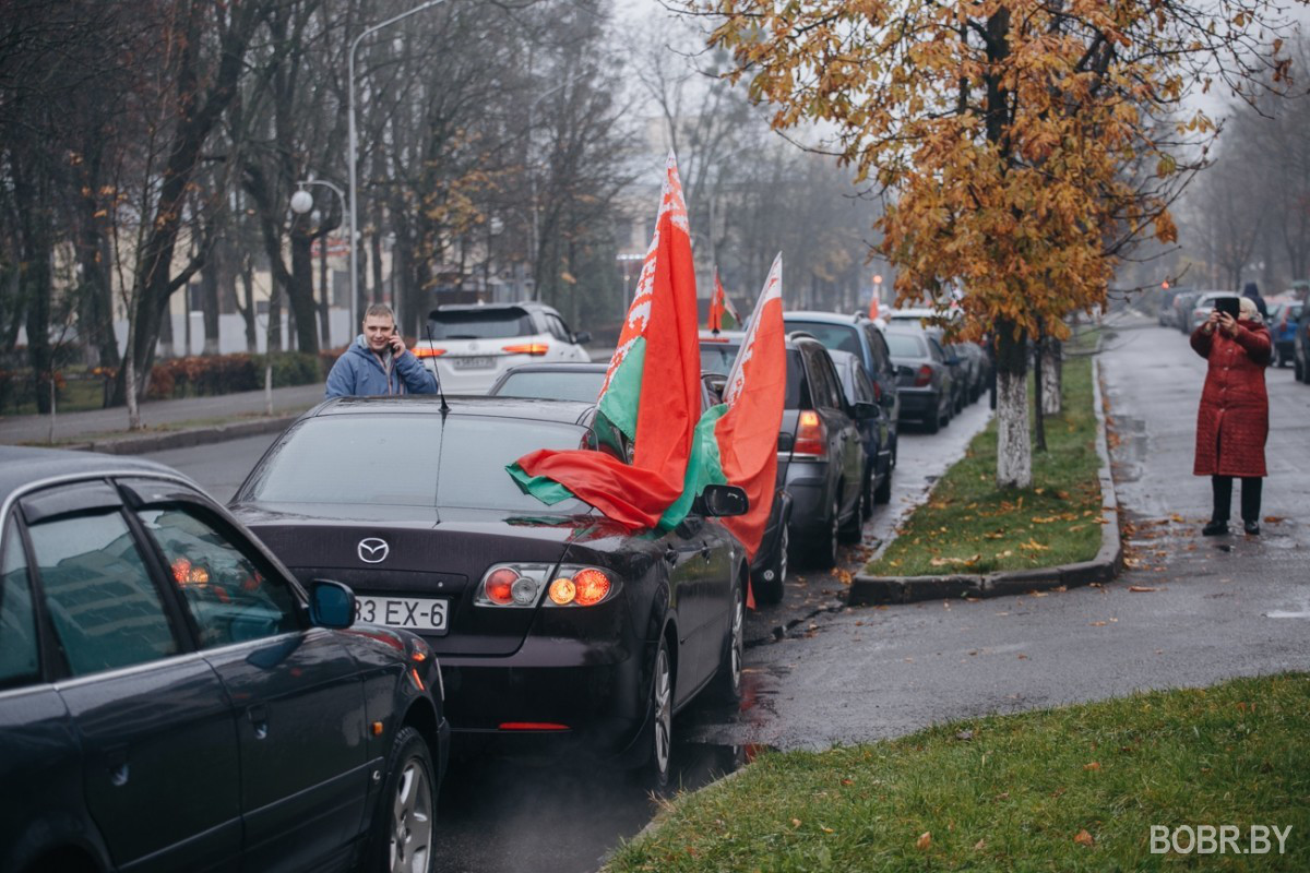 “Самое ужасное, что белорусский народ разделили на две части”. В Бобруйске прошло мирное шествие