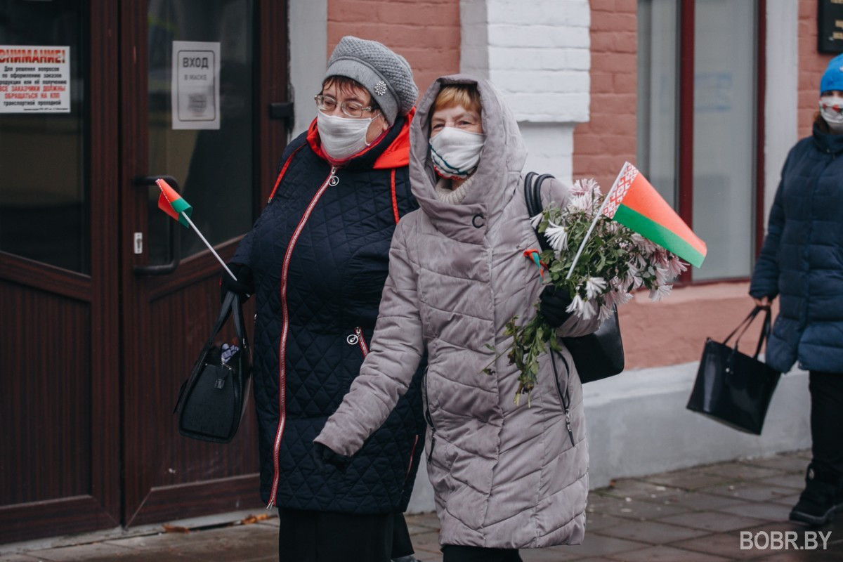 “Самое ужасное, что белорусский народ разделили на две части”. В Бобруйске прошло мирное шествие