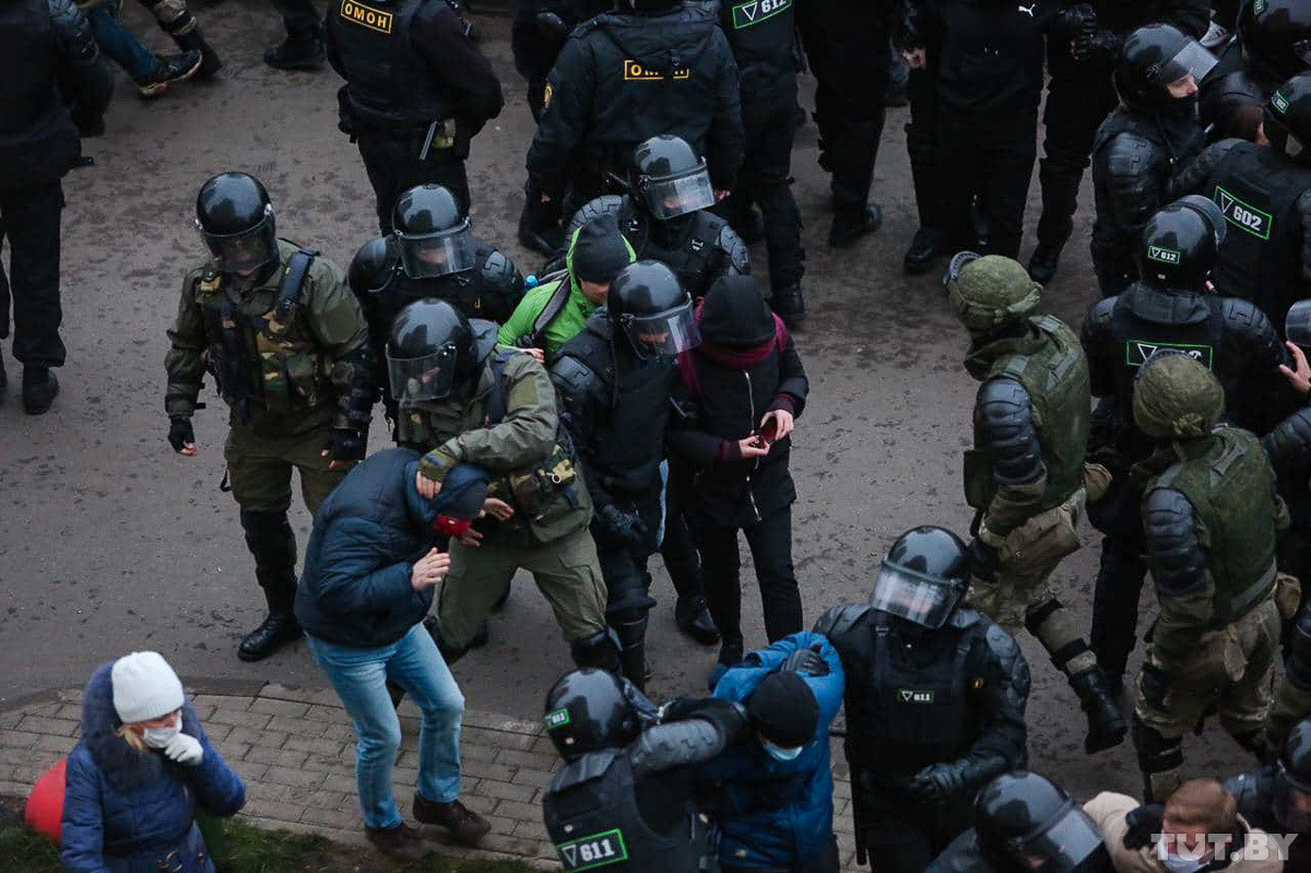 Правозащитники сообщают о более чем 1100 задержанных в воскресенье Правозащитники сообщают о более чем 1100 задержанных в воскресенье