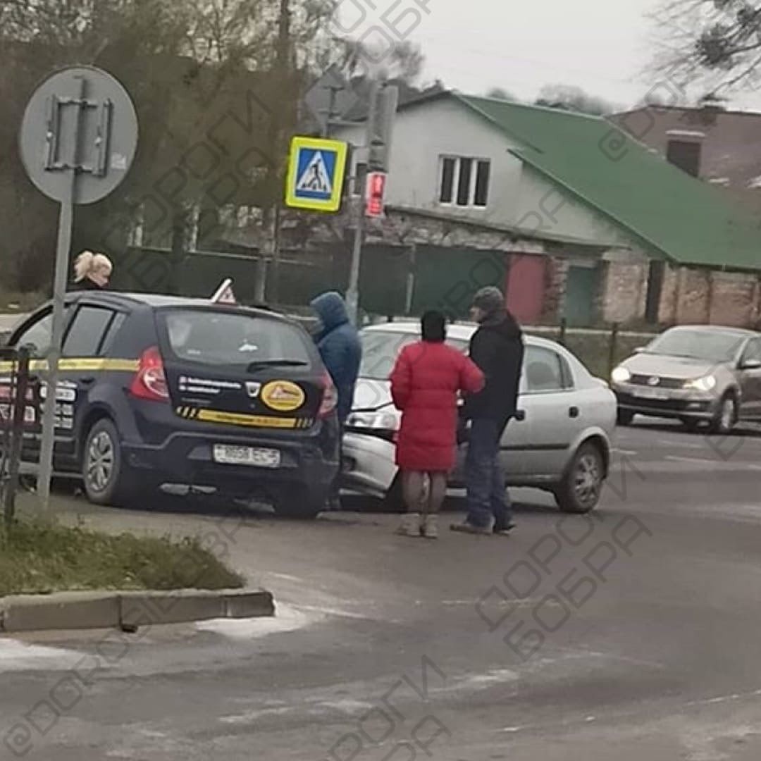 В Бобруйске произошла авария с участием легковушки и учебного автомобиля В Бобруйске произошла авария с участием легковушки и учебного автомобиля