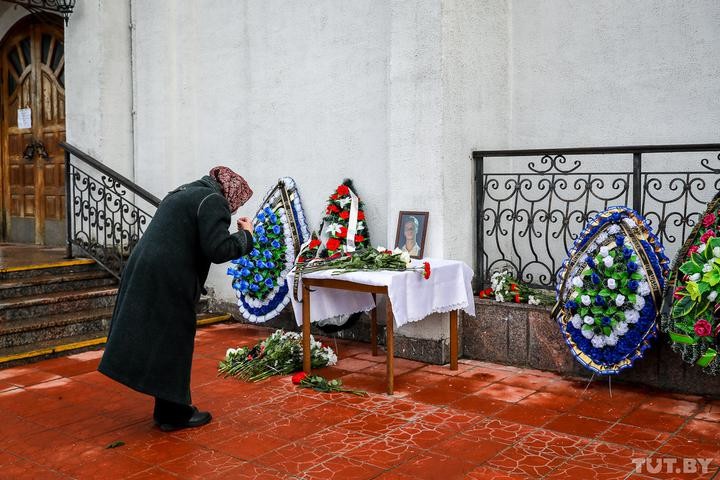 В Минске простились с Романом Бондаренко — пришли тысячи человек В Минске простились с Романом Бондаренко — пришли тысячи человек