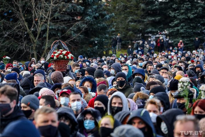 В Минске простились с Романом Бондаренко — пришли тысячи человек В Минске простились с Романом Бондаренко — пришли тысячи человек