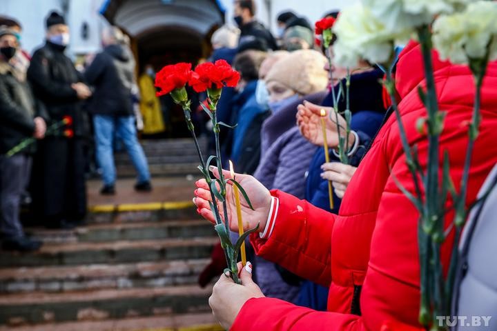 В Минске простились с Романом Бондаренко — пришли тысячи человек В Минске простились с Романом Бондаренко — пришли тысячи человек